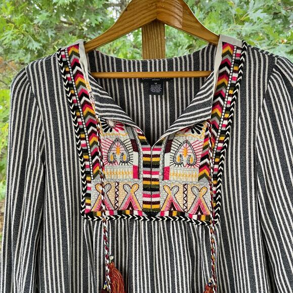 Chelsea & Theodore Women's Grey Striped Embroidered Boho Mini Dress Size M - Picture 3 of 8